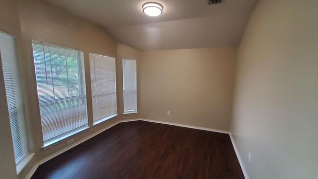 Building Photo - Spacious Lancaster Home!  Move in ready