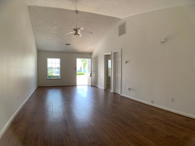 Building Photo - 2 BED, 2 BATH Rental Available in The Villages of Greenbrier