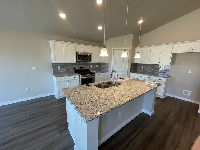 Building Photo - 4 bedroom 2 bath large loft area upstairs / All bedrooms downstairs