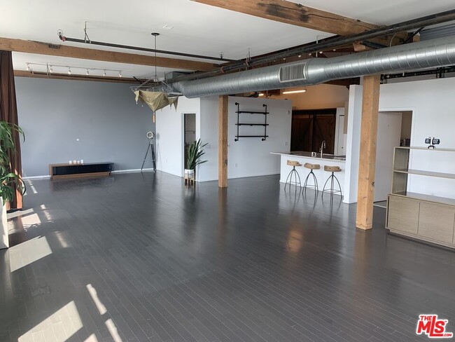Building Photo - 530 S Hewitt St