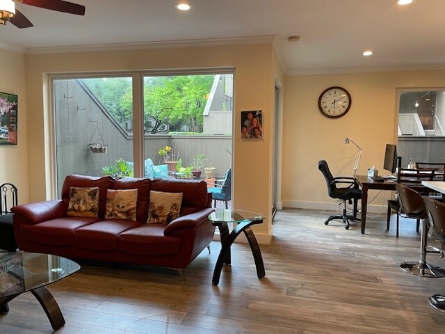 Living - 107 Litchfield Ln