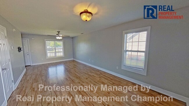 Building Photo - 3 BD/2.5 BA Home with Fenced Yard & Attached Garage