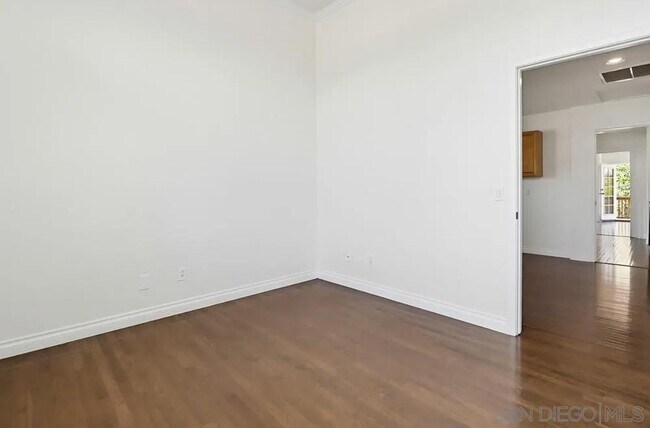 Building Photo - 1100 Corrales Ln