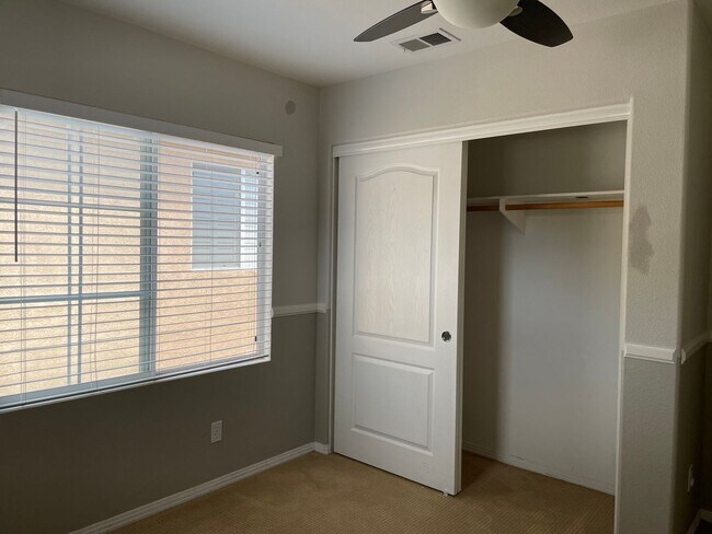 Building Photo - Beautiful 4 Bdrm, 2.5 Ba, Two story 1,912 ...