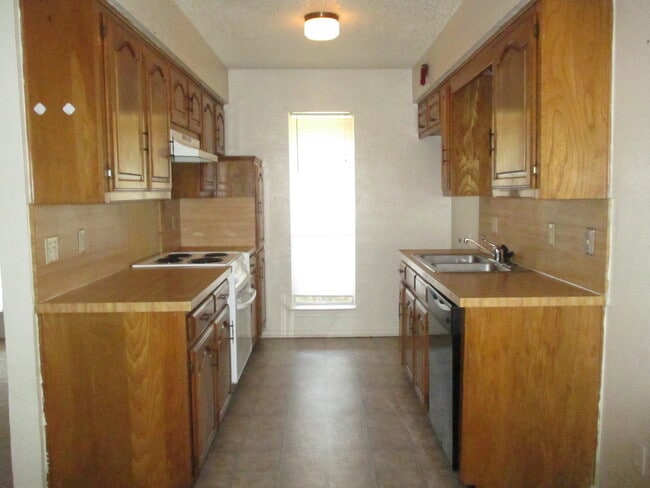 Building Photo - Cozy 3 Bed 2 Bath Duplex Located In Cul-De-Sac