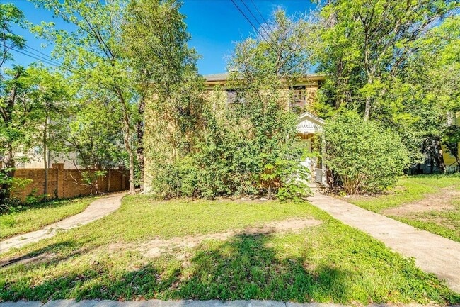 Building Photo - 1916 Robbins Pl