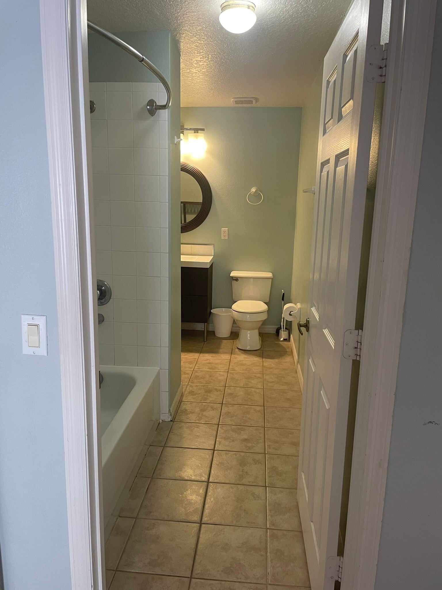 Shared bathoon - 3650 Oakdale Cir