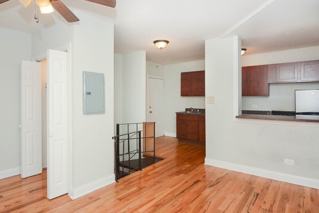 Building Photo - 826 W Cornelia Ave