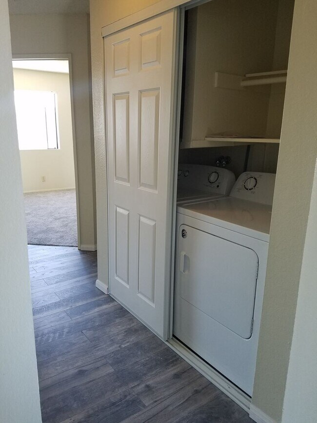 Building Photo - 2 Bedroom, 2 Bath condo in Secured complex...