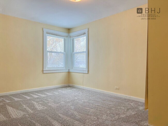 Building Photo - 6 month lease! 3 bed/ 1 bath Single Family Home on Coffeen!