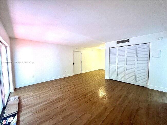 Building Photo - 10822 N Kendall Dr