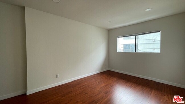 Building Photo - 4826 Rosewood Ave