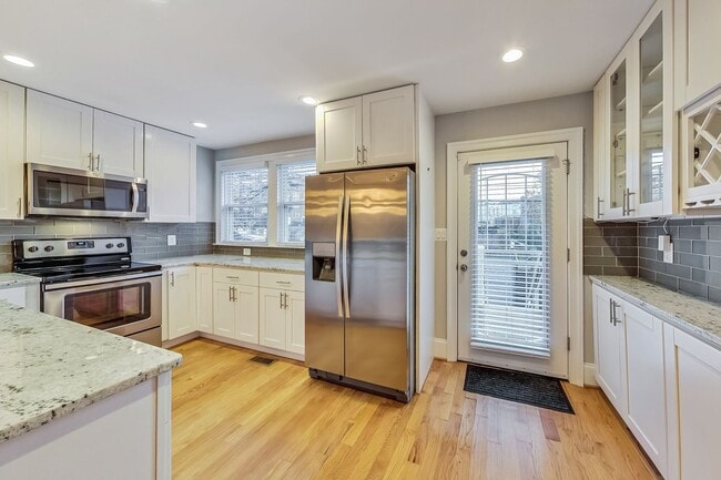 Building Photo - Beautiful TH - 4 bedroom + 3.5 BA - 7 mo -...