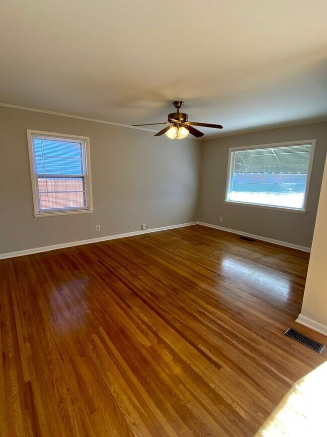 Building Photo - Updated & Renovated in Midtown! 3 Bedrooms...