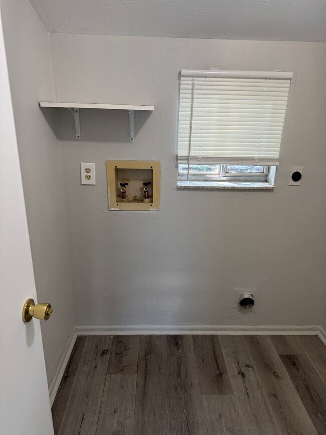 Building Photo - Stylish 2BR Cocoa Rental with Open Layout ...