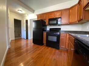 Building Photo - Spacious Four Bedroom in Squirrel Hill! Close to CMU! Ample Natural Light! Call Today!