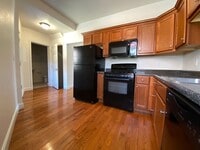Building Photo - Spacious Four Bedroom in Squirrel Hill! Close to CMU! Ample Natural Light! Call Today!