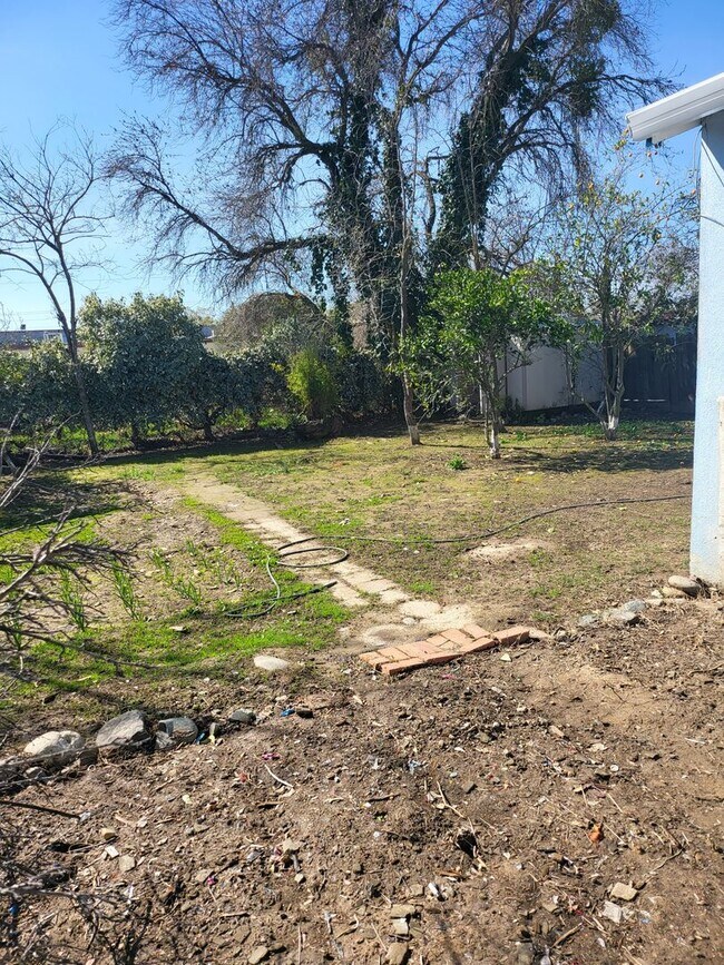 Building Photo - Charming 4 bedrooms, 2 baths home located in a quiet neighborhood.