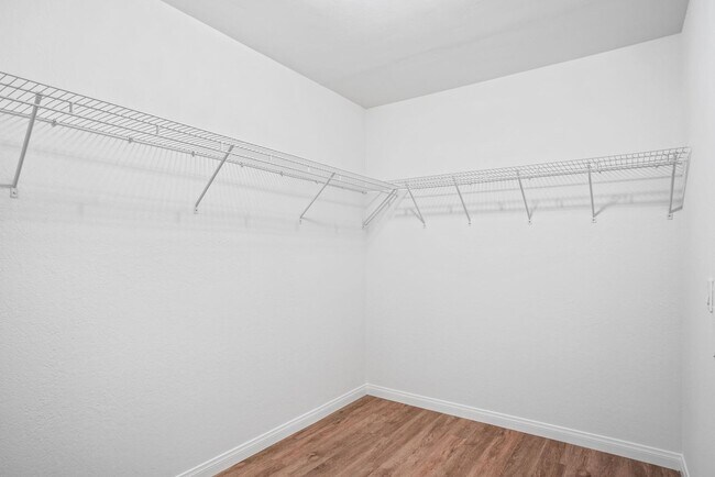 Building Photo - 11000 Meadow Glen Way E