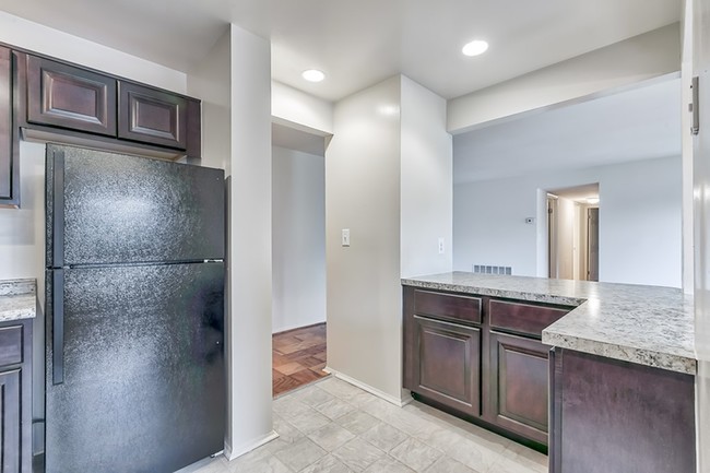 Open kitchen with breakfast bar - Caton House