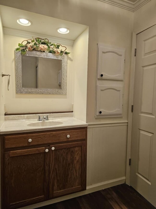 Building Photo - One Bedroom near BGSU Campus