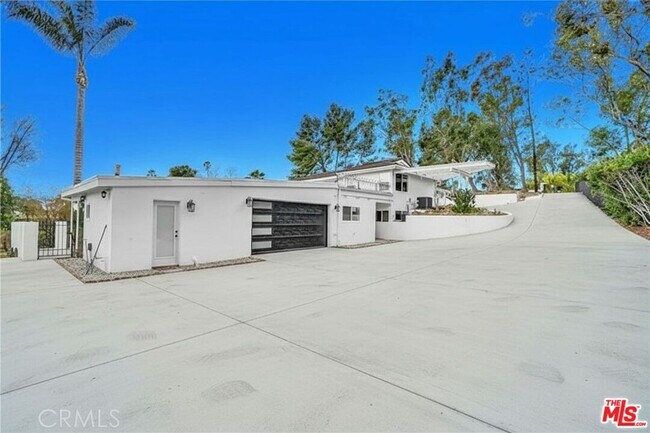 Building Photo - 222 El Cielo Ln