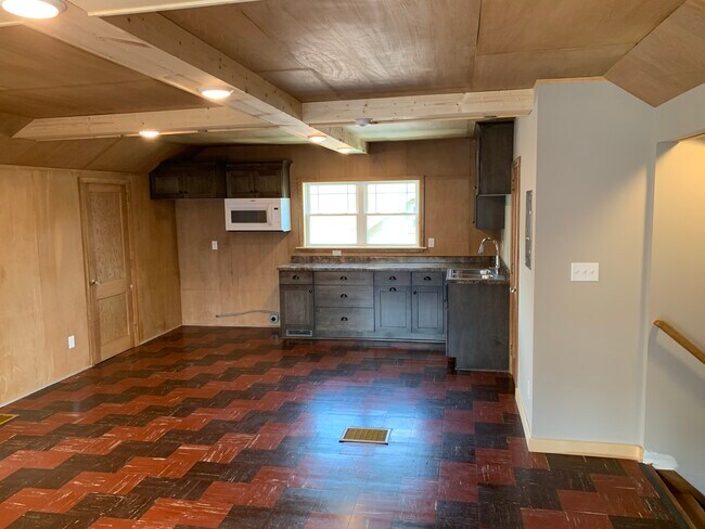 Up stairs studio with kitchen - 4021 23rd Ave S