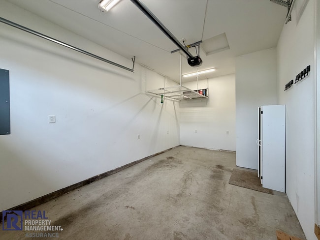 Building Photo - Spacious & Modern 3BR/2BA Home in Quiet Hillsboro Neighborhood