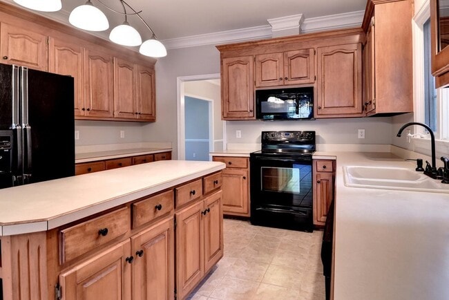 Building Photo - Updated & Spacious Home in Wythe Creek Farms