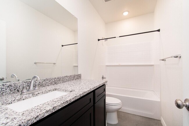 Building Photo - 624 Pacific Crest Trl