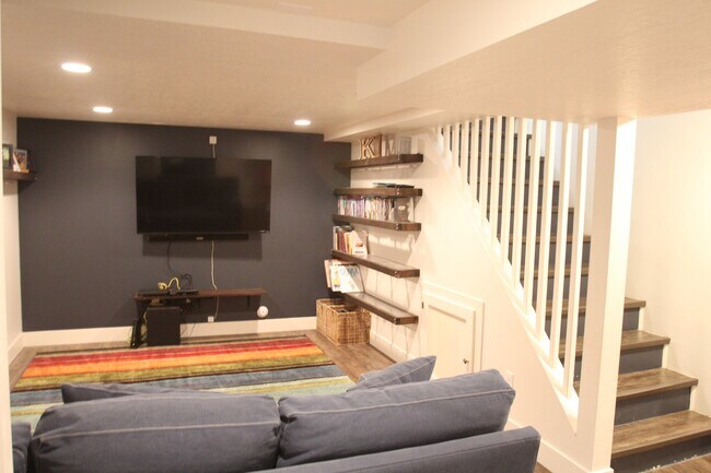 Building Photo - Beautiful Large Home in the Avenues