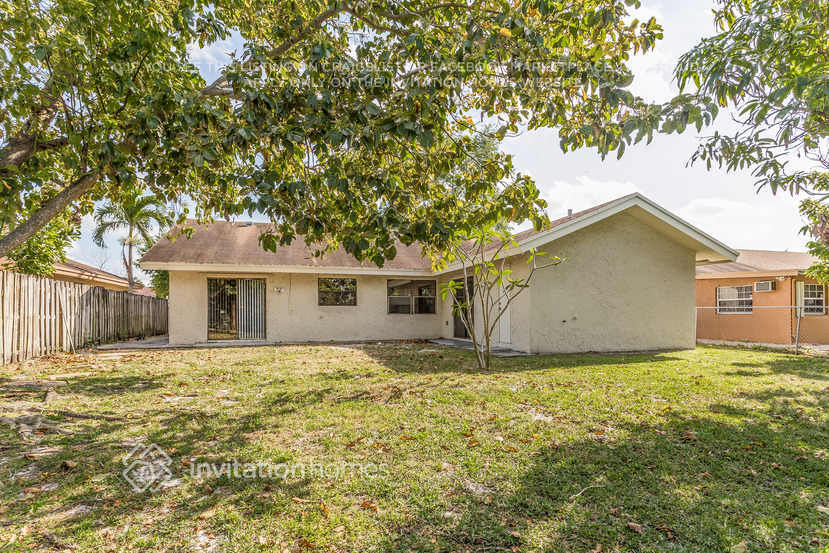 Building Photo - 7425 SW 12th Ct
