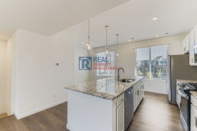 Building Photo - 1747 Peak Lp