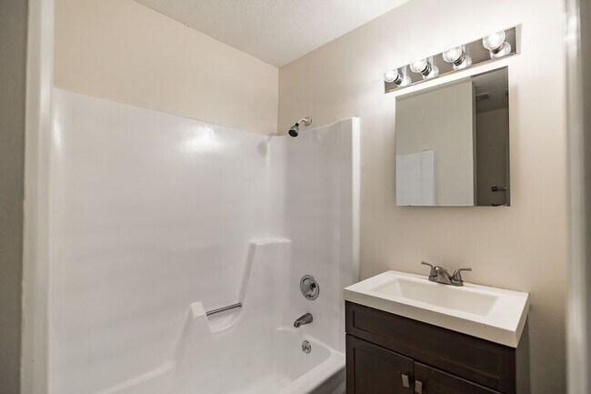 Building Photo - 170 Garnett Ridge Dr