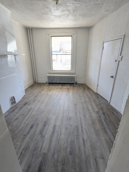 Living room - 5833 Crittenden St