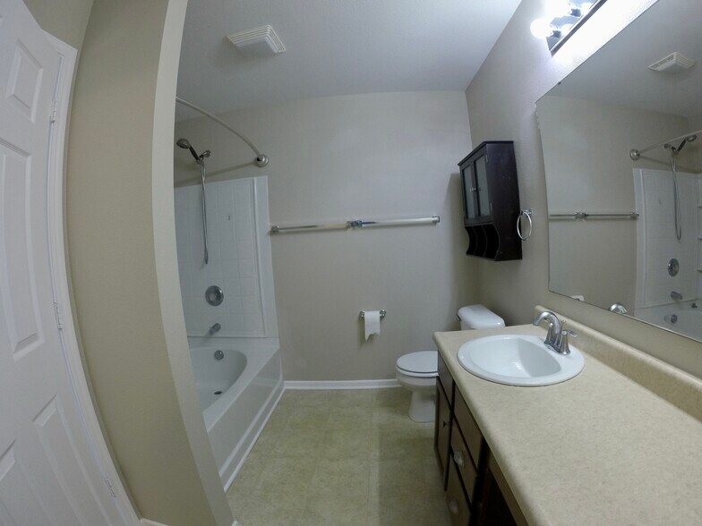 Master Bathroom - 10223 Cumberland Pointe blvd