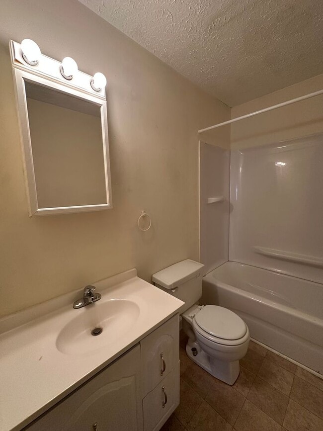 Building Photo - 2 Bedrooms 1.5 baths Townhouse, Kingsport TN