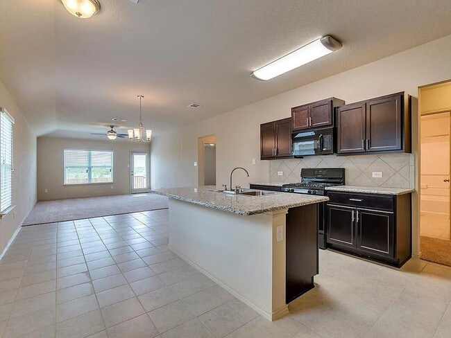 Building Photo - 3 Bed 2 Bath Home with Fenced Back Yard