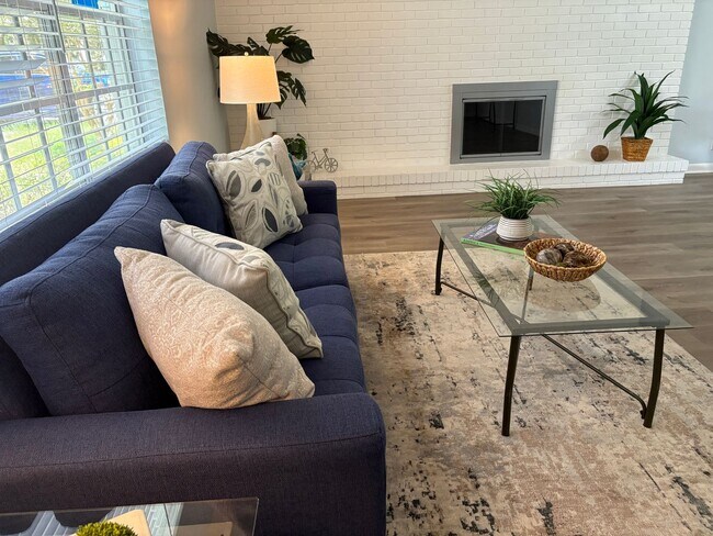 Building Photo - 2510 Lake Ellen Dr