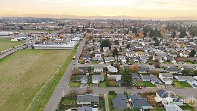 Building Photo - 16113 NE 4th Way