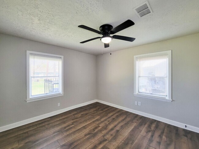 Building Photo - Welcome to this inviting single-family residence in the desirable South Park/Sunnyside area of Ho...