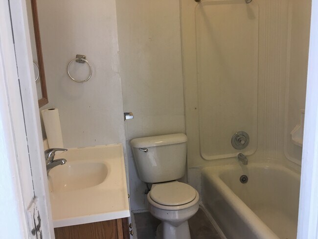 Building Photo - 11 Hemstalk Ct