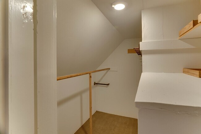 Building Photo - 11 Linden St