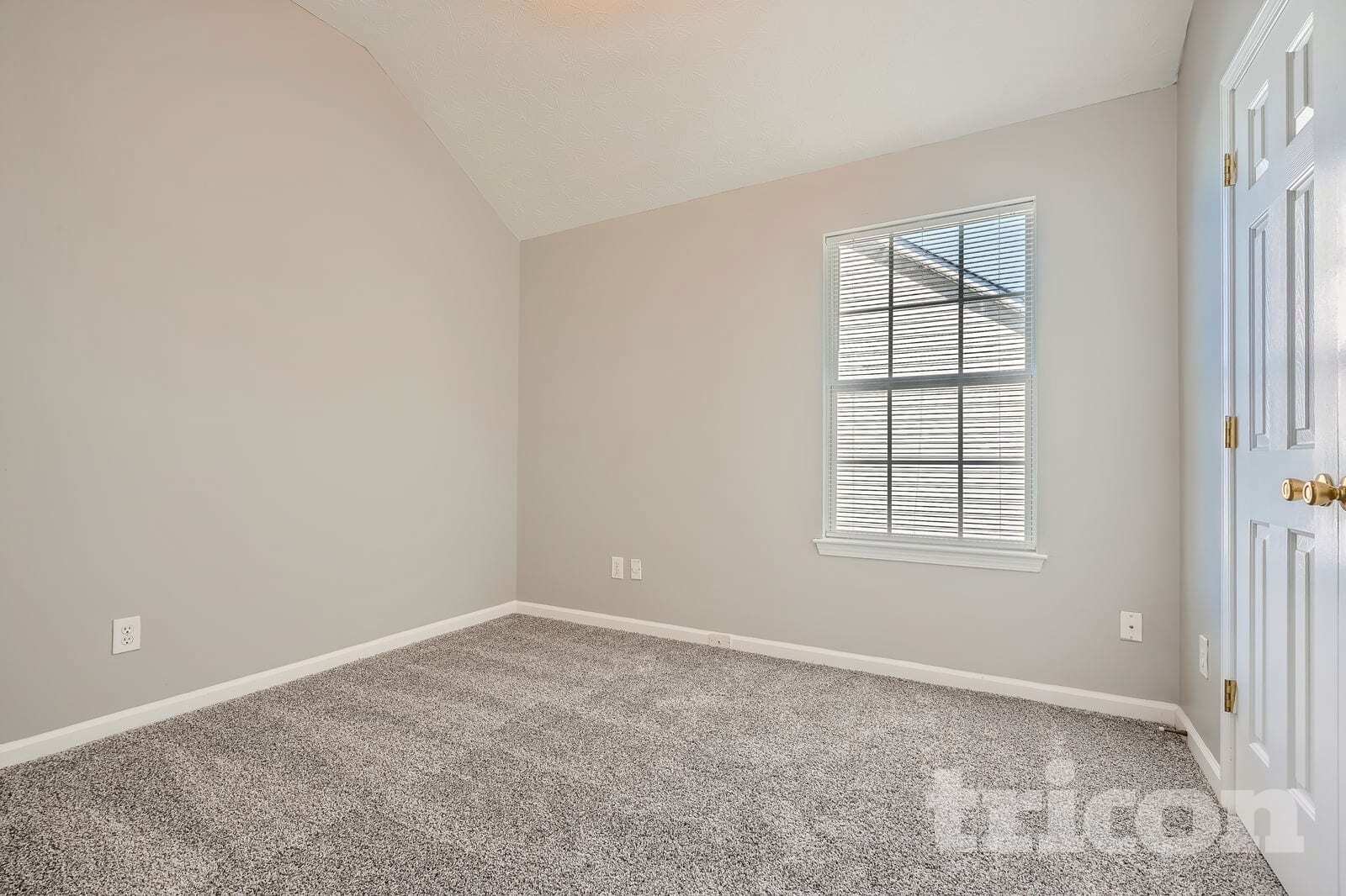 Building Photo - 3250 Diamond Blf