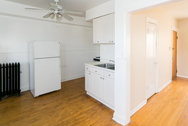 Building Photo - 4409 N Kenneth Ave