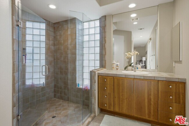 Building Photo - 50025-50021 Vía Aldea