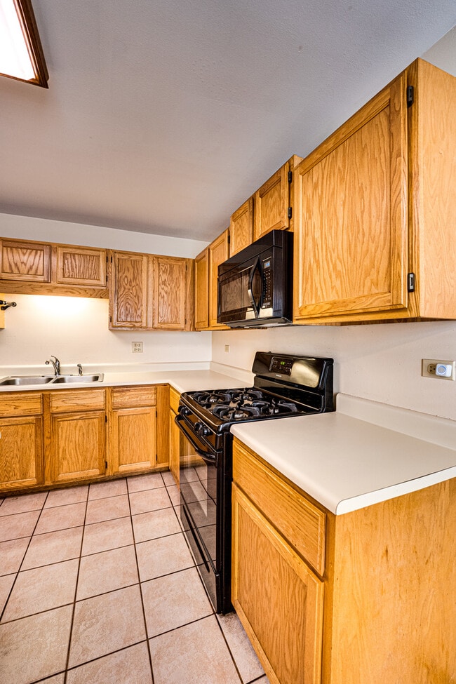 Building Photo - 1640 Hilton Head Dr