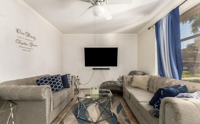 Building Photo - Townes at South Park