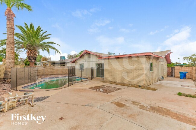 Building Photo - 1619 E Campus Dr