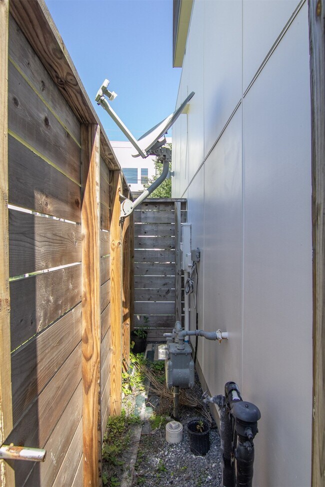 Building Photo - 5301 Chenevert St